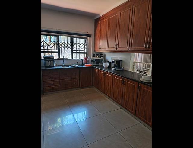 4 BEDROOM PROPERTY TO RENT IN EFFINGHAM HEIGHTS